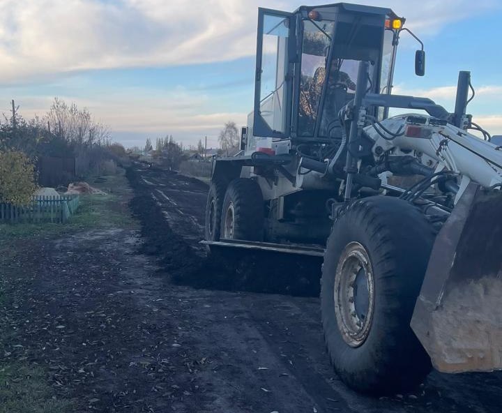 В саратовском селе асфальтируют грунтовую дорогу